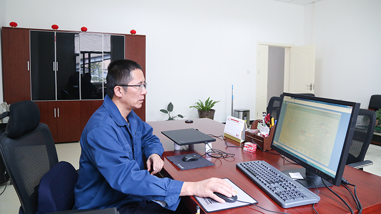 肖云通過在線檢測系統(tǒng)，分析選礦生產數(shù)據.JPG