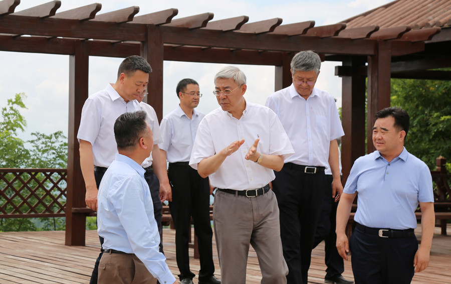 7-2021年7月，中共中央委員、時任甘肅省委書記尹弘蒞臨金徽股份調(diào)研指導防災減災和綠色礦山建設情況。.jpg