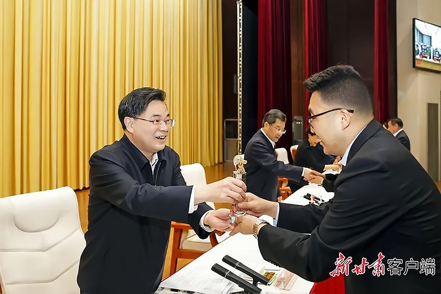2-2023年5月，省委書記、省人大常委會主任胡昌升為金徽礦業(yè)旅游景區(qū)授“全省文化旅游發(fā)展突出貢獻集體獎”。.jpg