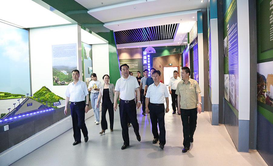 14-2021年6月，時任省委常委、省委統(tǒng)戰(zhàn)部部長馬廷禮蒞臨金徽股份調(diào)研。.jpg