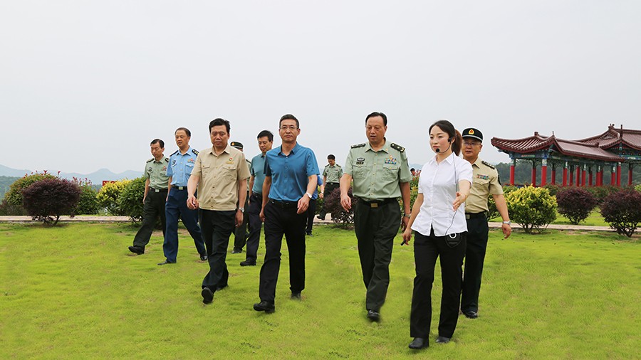 17-2020年7月，省委常委、省軍區(qū)司令員王文清蒞臨金徽股份調(diào)研企業(yè)編兵和綠色礦山建設工作是表示：金徽股份將民兵作為企業(yè)應急救援力量的一員，充分發(fā)揮了民兵作用，立起了在企業(yè)編兵的標桿。.jpg