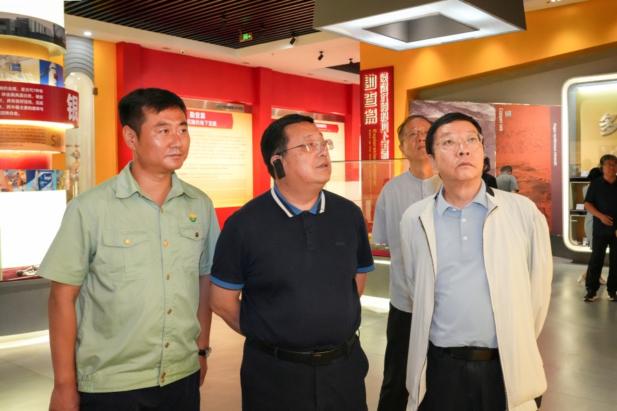 2024.06.23全國政協(xié)委員、 陜西省政協(xié)副主席、民建陜西省委會主委李忠民蒞臨金徽股份調(diào)研.jpg