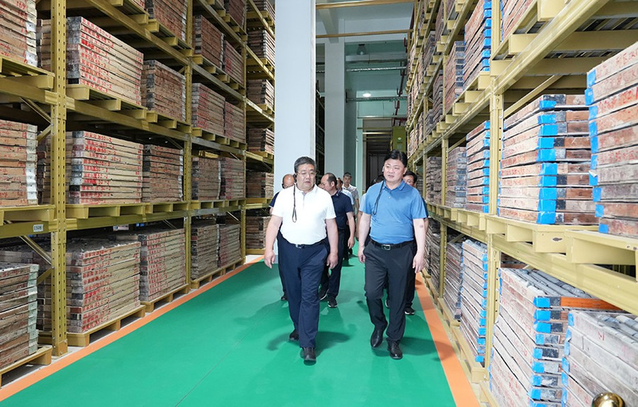 51-2022年6月，省農(nóng)業(yè)農(nóng)村廳一級巡視員朱寶瑩蒞臨金徽股份調(diào)研綠色礦山建設工作。.jpg