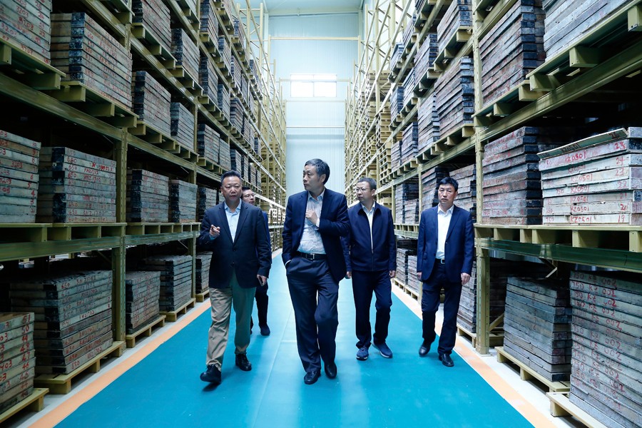 55-2019年4月，全國綠色礦山建設標準解讀與經(jīng)驗交流研討會——綠色礦業(yè)發(fā)展萬里行（隴南站）活動在金徽股份舉辦。中國礦業(yè)聯(lián)合會黨委書記、會長彭齊鳴出席主持會議，并就金徽股份的綠色礦山建設情況進行調(diào)研。.jpg