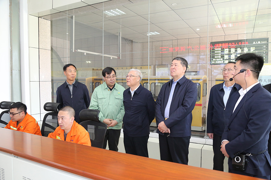 全國政協(xié)常委，省政協(xié)副主席，民進中央常委、甘肅省主委尚勛武調(diào)研金徽股份時強調(diào)，要加強科技創(chuàng)新與人才培養(yǎng)。-900.jpg