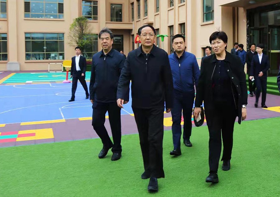 5.2018年4月，時任省政協(xié)主席、黨組書記歐陽堅蒞臨金徽企業(yè)視察-900.jpg
